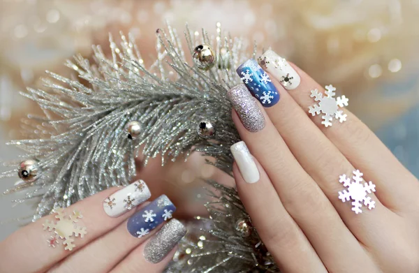 Manicure com flocos de neve . — Fotografia de Stock