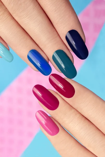 Blaurosa Nagellack. — Stockfoto