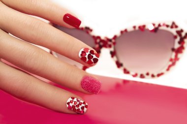 kalpleri ile manikür.