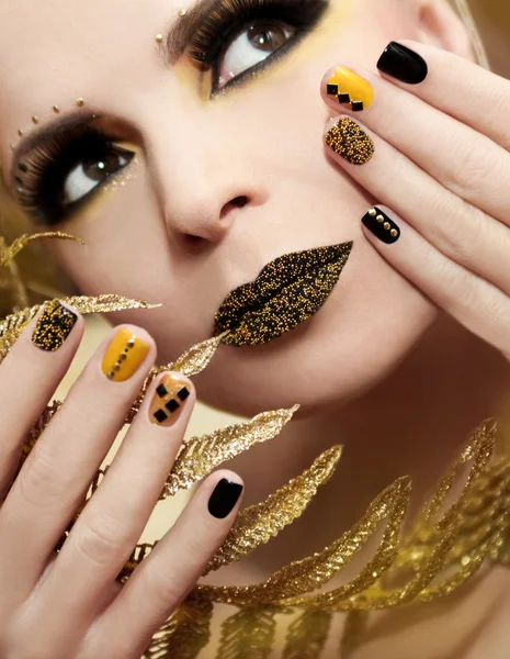 Manicure de caviar e maquiagem . — Fotografia de Stock