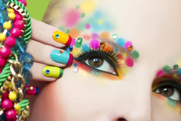 Kleurrijke Franse manicure en make-up. — Stockfoto