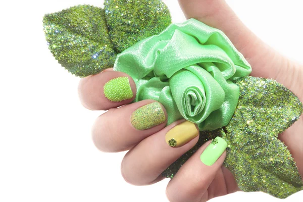 Manicure z zielona róża. — Zdjęcie stockowe