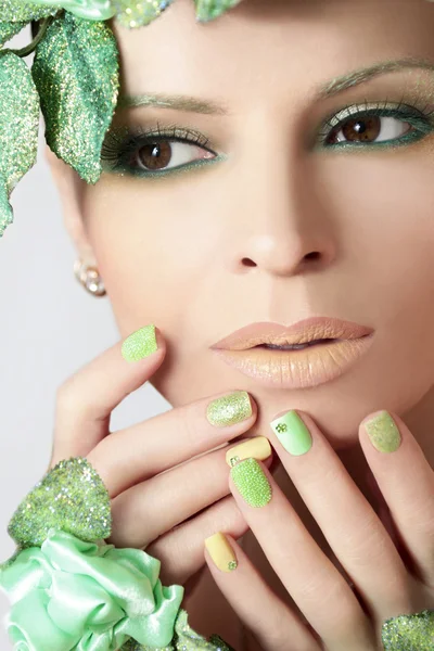 Зелений макіяж і лак для нігтів. — стокове фото