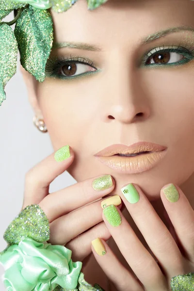 Maquillaje verde y esmalte de uñas . —  Fotos de Stock