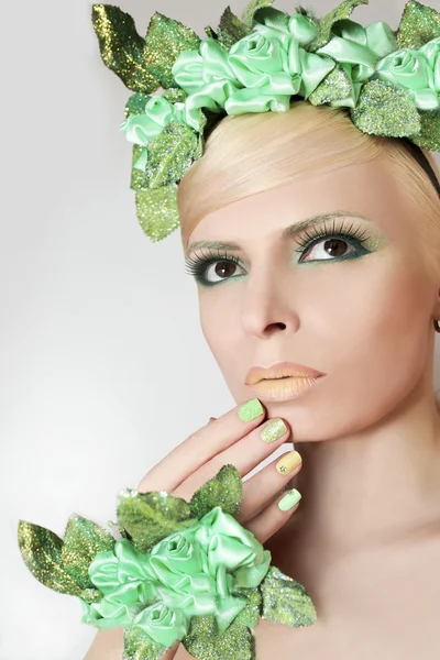 Maquillaje verde y esmalte de uñas . — Foto de Stock