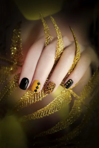 Czarny i żółty manicure. — Zdjęcie stockowe