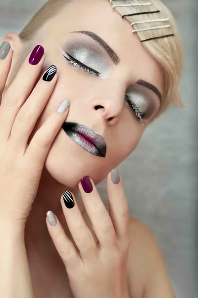 Maquillaje y manicura en gris . —  Fotos de Stock