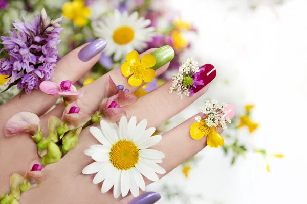 Conception d'ongles avec des fleurs . — Photo