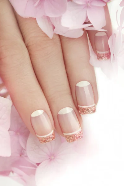 Franse manicure met glitters. — Stockfoto