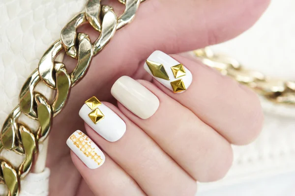 Manicura con oro . — Foto de Stock