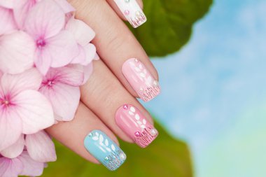 Manikür ortanca ile.