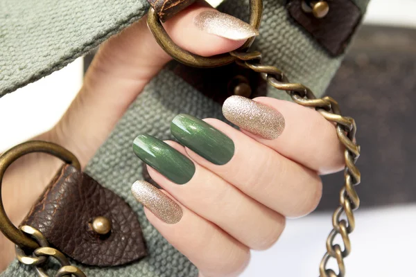 Groen zilver manicure. — Stockfoto