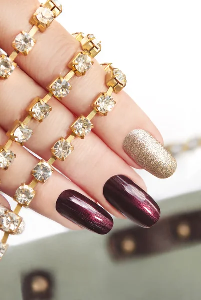 Brown srebrny manicure. — Zdjęcie stockowe