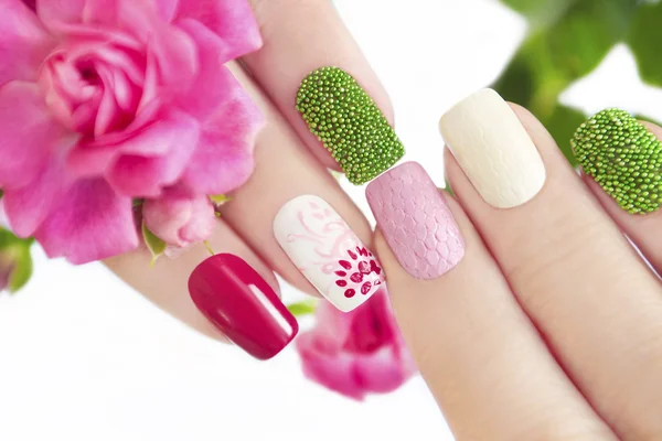 Manicure multicolorido com flor . Imagens De Bancos De Imagens