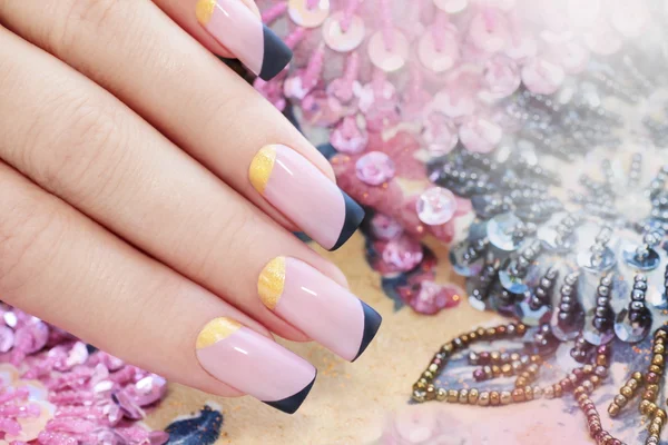 Pastel pembe manikür.