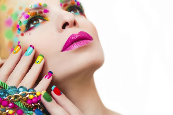 Maquillaje colorido y manicura — Foto de Stock