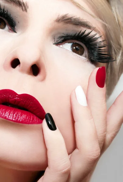 Maquillaje con labios rojos . — Foto de Stock