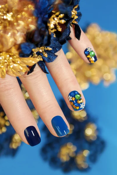 Manicure azul e dourado . — Fotografia de Stock