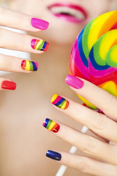 Manicura arco iris en uñas artificiales . — Foto de Stock