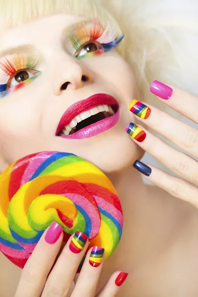 Manicure arcobaleno e trucco . — Foto Stock