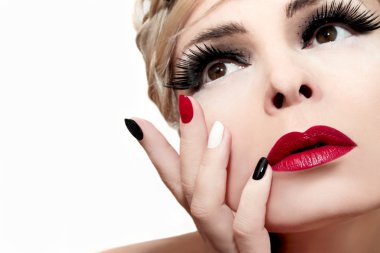 Kırmızı dudaklar ve tırnak.