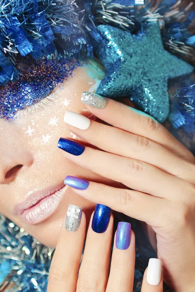 Nieuwjaar blue feestelijke manicure. — Stockfoto