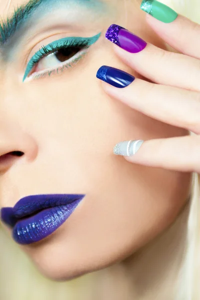 Maquillaje azul turquesa y una manicura francesa — Foto de Stock