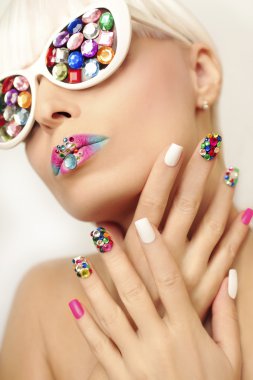 makyaj ve manikür crystals ile.