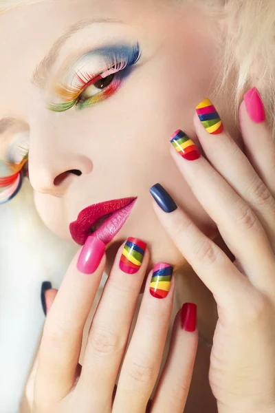 Manicura arco iris y maquillaje . — Foto de Stock