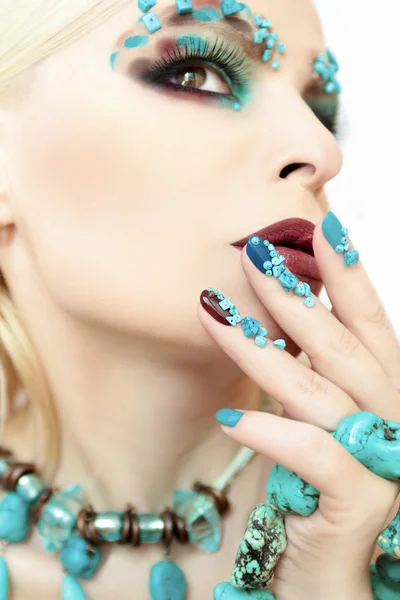 Makeup and manicure with turquoise. — Stock Photo, Image
