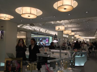 New York'ta Bergdorf Goodman amiral gemisi mağazasında tatil dekorasyonu