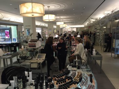 New York'ta Bergdorf Goodman amiral gemisi mağazasında tatil dekorasyonu