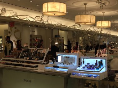 New York'ta Bergdorf Goodman amiral gemisi mağazasında tatil dekorasyonu