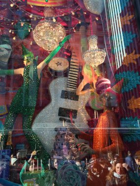 New York'ta Bergdorf Goodman amiral gemisi mağazasında tatil dekorasyonu