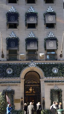 New York, New York - 20 Aralık 2015 'te Beşinci Cadde' deki Harry Winston bayrak gemisi mağazasında görülen Noel dekoru. Winston 1920 'de işe başladı ve 1932' de New York 'ta ilk dükkanını açtı..