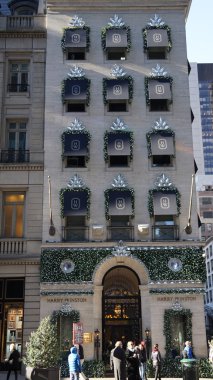 New York, New York - 20 Aralık 2015 'te Beşinci Cadde' deki Harry Winston bayrak gemisi mağazasında görülen Noel dekoru. Winston 1920 'de işe başladı ve 1932' de New York 'ta ilk dükkanını açtı..