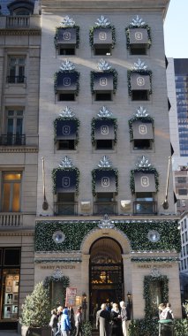 New York, New York - 20 Aralık 2015 'te Beşinci Cadde' deki Harry Winston bayrak gemisi mağazasında görülen Noel dekoru. Winston 1920 'de işe başladı ve 1932' de New York 'ta ilk dükkanını açtı..