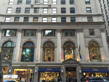 New York, New York - 20 Aralık 2019 'da Ralph Lauren' ın dükkanında görülen Noel dekoru.