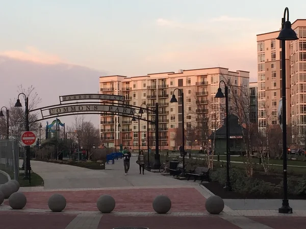 Wohnungen und ein Park am Hafen in Stamford, Connecticut — Stockfoto