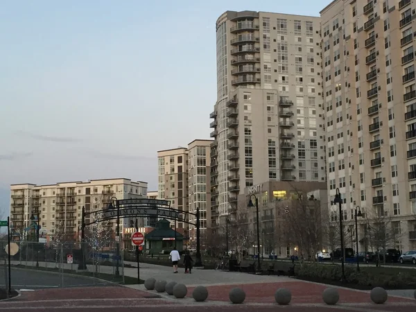 Apartamentos y un parque en Harbor Point en Stamford, Connecticut — Foto de Stock