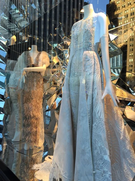 在纽约 Bergdorf Goodman 旗舰店的节日装饰 — 图库照片