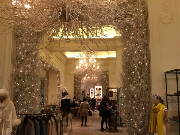 Decoração de férias na loja emblemática Bergdorf Goodman em Nova York — Fotografia de Stock