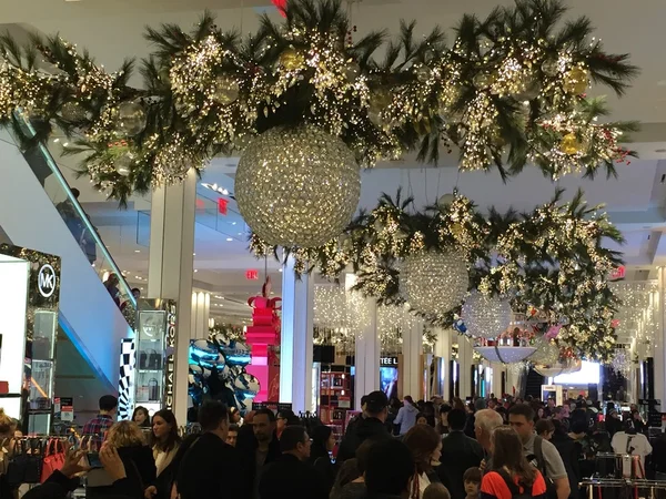 Vánoční výzdoba v obchodě Macy je vlajkovou lodí na Herald Square v New Yorku — Stock fotografie