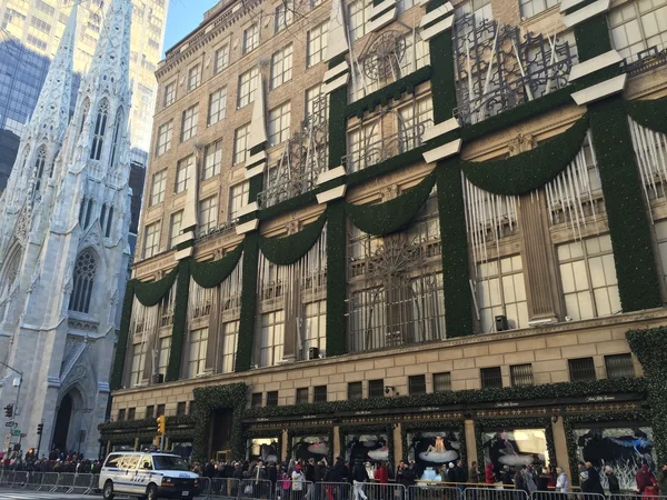 Vakantie decor in Saks Fifth Avenue flagship store in New York — Stockfoto