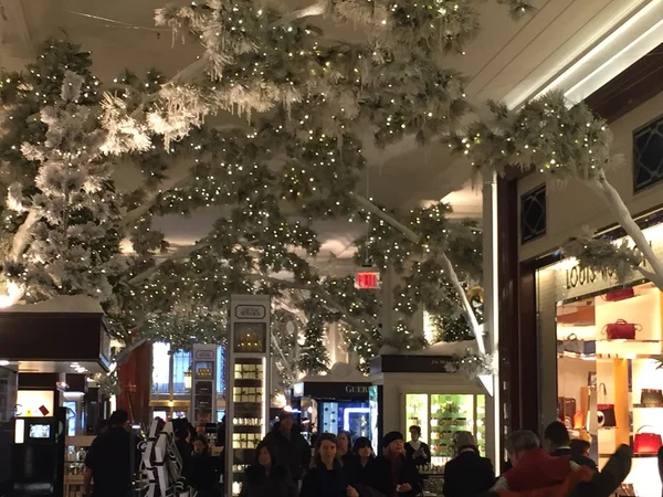 Decoración navideña en la tienda insignia de Saks Fifth Avenue en Nueva York —  Fotos de Stock