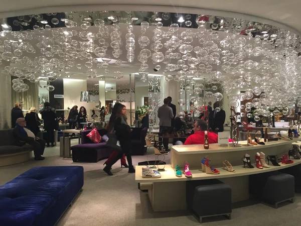 Decoración navideña en la tienda insignia de Saks Fifth Avenue en Nueva York —  Fotos de Stock