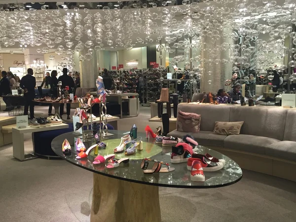 Holiday decor at Saks Fifth Avenue flagship store in New York — Stock Photo, Image