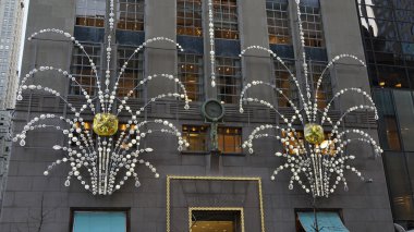 New York, New York - 20 Aralık 2015 'te Manhattan, New York' taki Tiffany 's Fifth Avenue bayrak gemisi mağazasında görüldü. Tiffany lüks malları ile ünlüdür ve özellikle elmas mücevherleriyle ünlüdür..