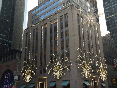 New York, New York - 20 Aralık 2015 'te Manhattan, New York' taki Tiffany 's Fifth Avenue bayrak gemisi mağazasında görüldü. Tiffany lüks malları ile ünlüdür ve özellikle elmas mücevherleriyle ünlüdür..