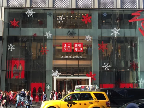 Uniqlo kledingwinkel op Fifth Avenue in Manhattan, New York — Stockfoto